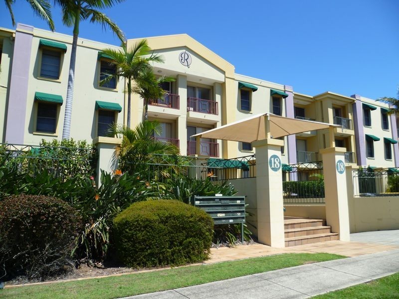 17/18 Jennifer Avenue, Runaway Bay QLD 4216