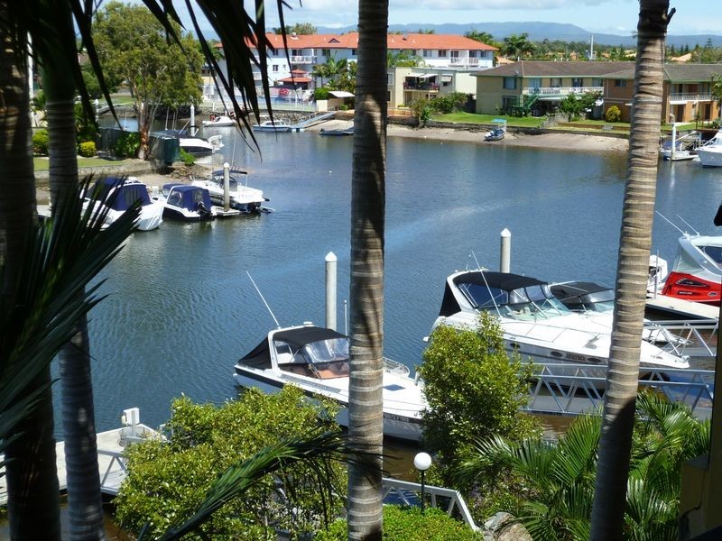 17/18 Jennifer Avenue, Runaway Bay QLD 4216