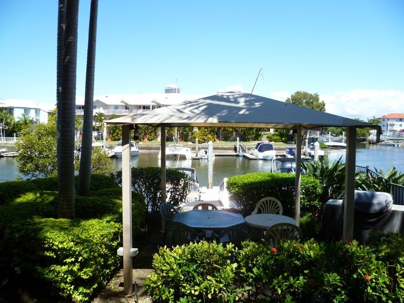 17/18 Jennifer Avenue, Runaway Bay QLD 4216