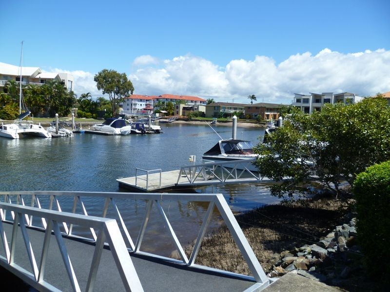 17/18 Jennifer Avenue, Runaway Bay QLD 4216