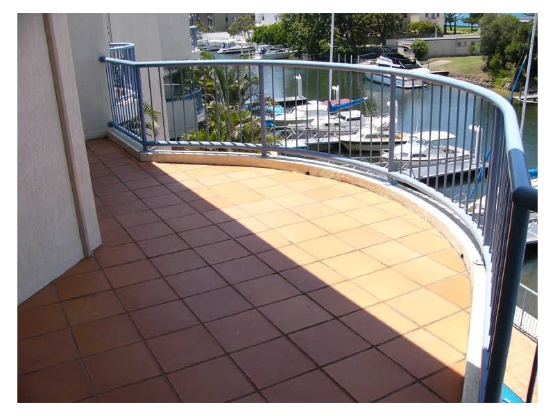 18/9-11 Madang Crescent, Runaway Bay QLD 4216