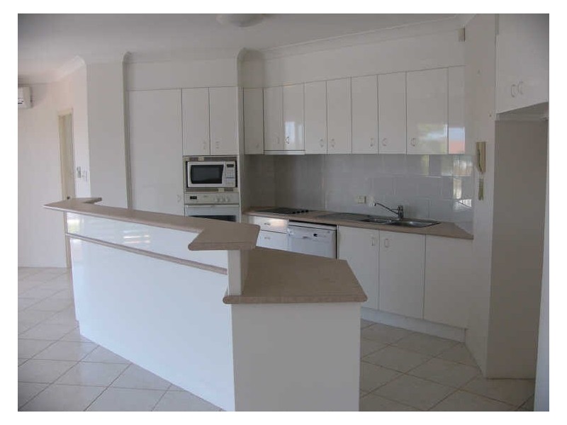 18/9-11 Madang Crescent, Runaway Bay QLD 4216