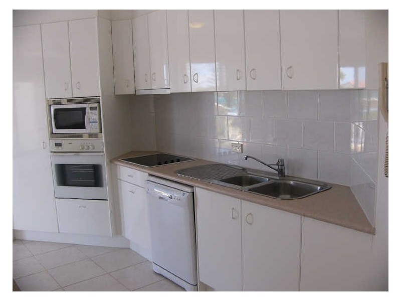 18/9-11 Madang Crescent, Runaway Bay QLD 4216