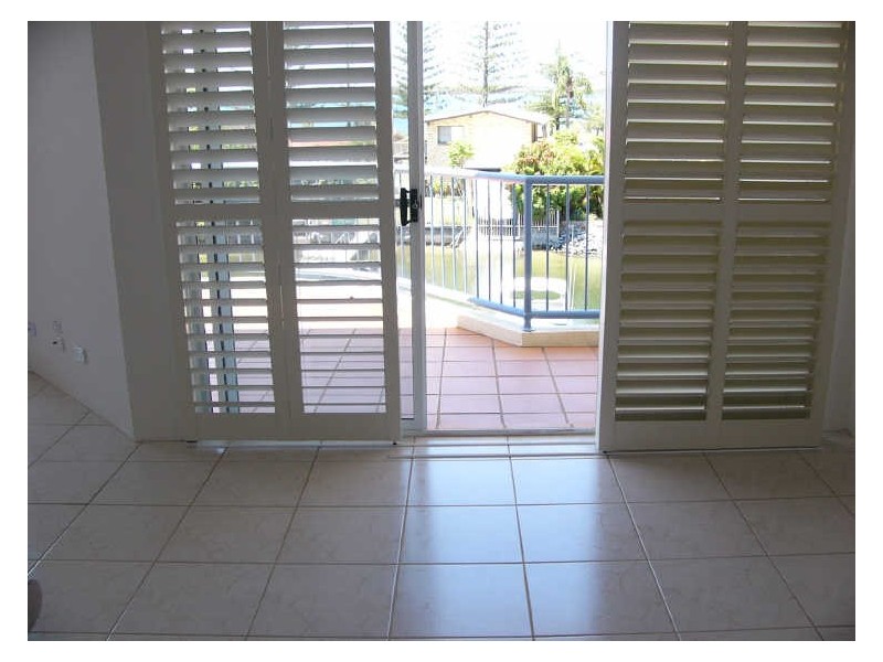 18/9-11 Madang Crescent, Runaway Bay QLD 4216