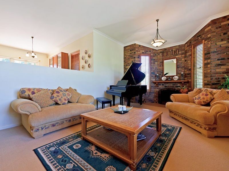 18 Riverbank Court, Ashmore QLD 4214