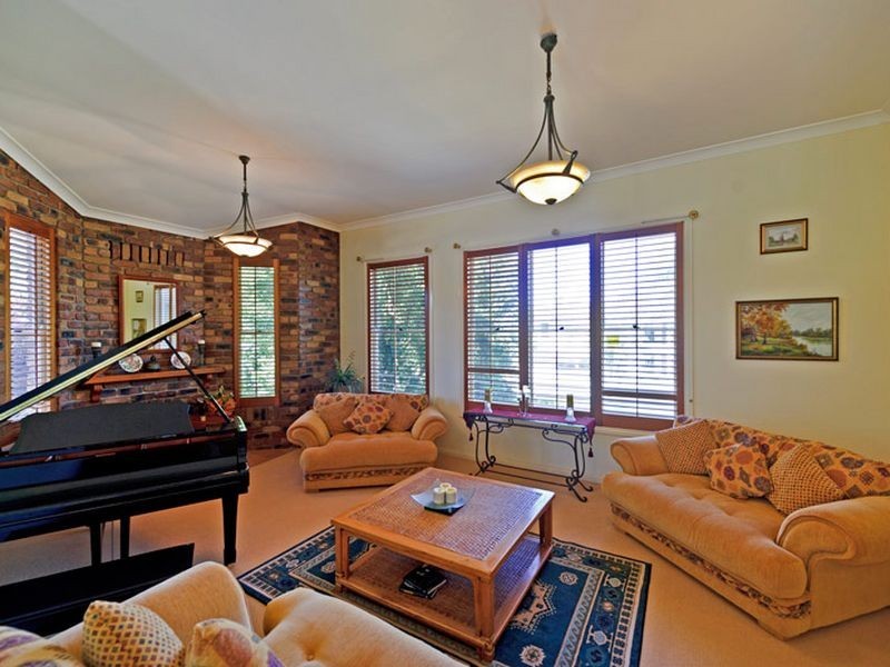 18 Riverbank Court, Ashmore QLD 4214