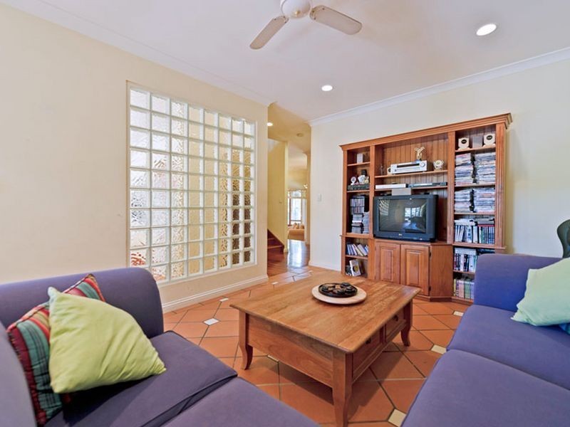 18 Riverbank Court, Ashmore QLD 4214