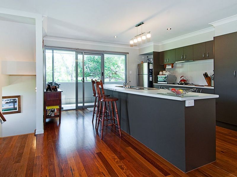 4/10 Middle Street, Labrador QLD 4215