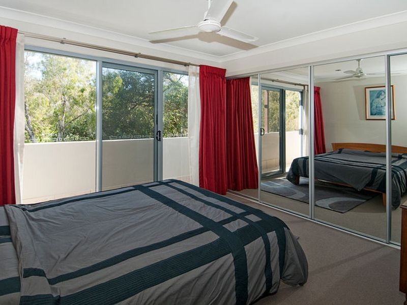 4/10 Middle Street, Labrador QLD 4215