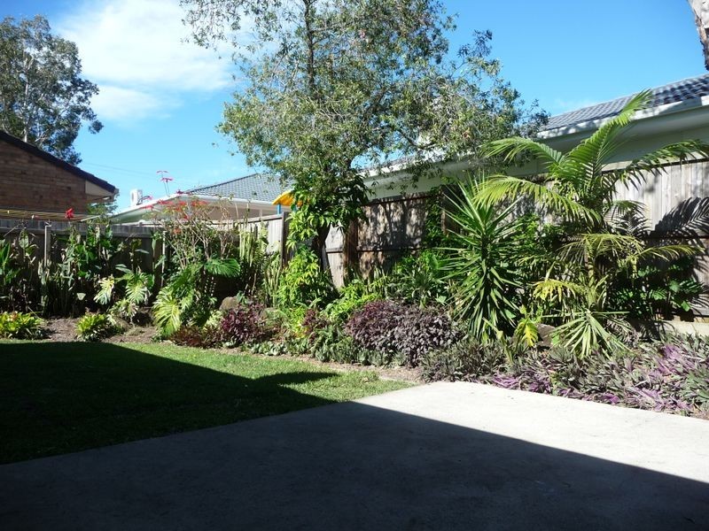 2/3 Waterbird Court, Coombabah QLD 4216