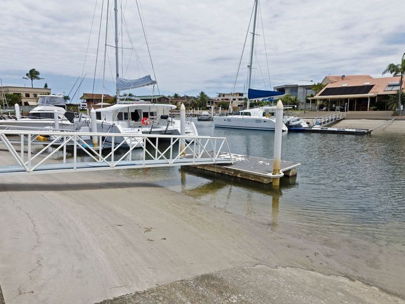 10 Runaway Bay Avenue, Runaway Bay QLD 4216