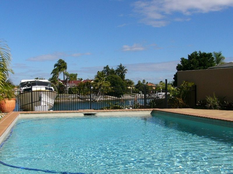 2 Dobell Avenue, Paradise Point QLD 4216