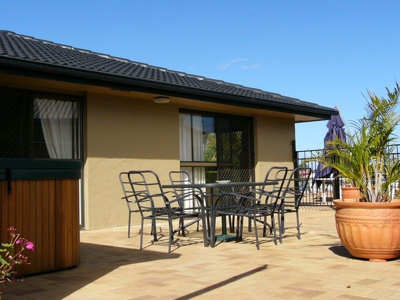 2 Dobell Avenue, Paradise Point QLD 4216