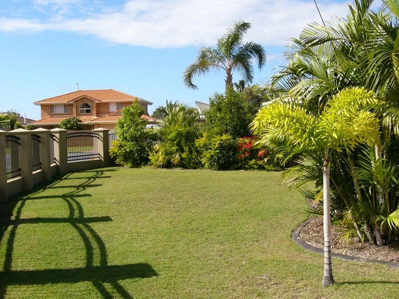 2 Dobell Avenue, Paradise Point QLD 4216