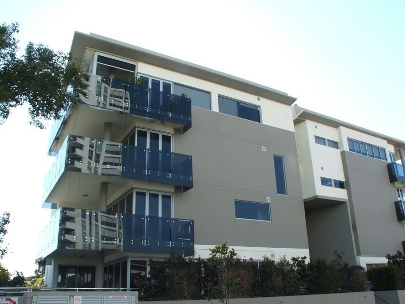 4/10 Imperial Parade, Labrador QLD 4215