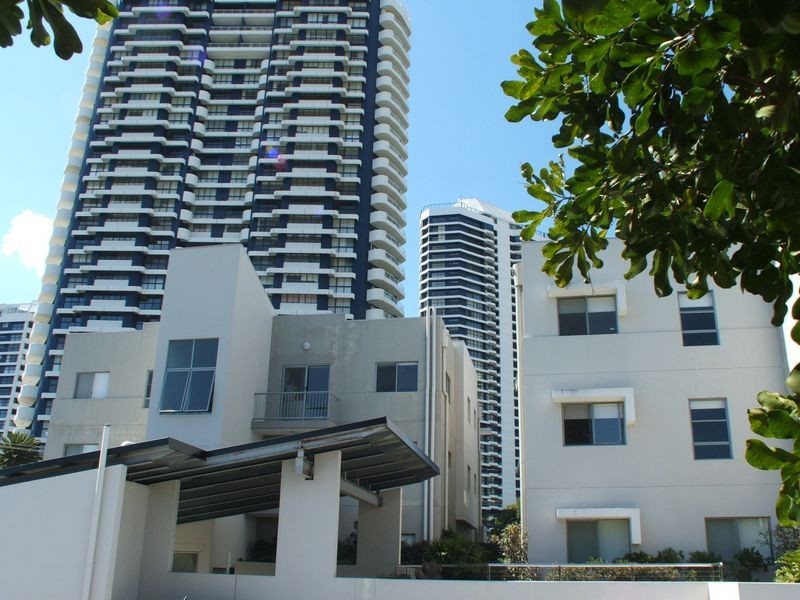 15/12-18 Bayview Street, Runaway Bay QLD 4216