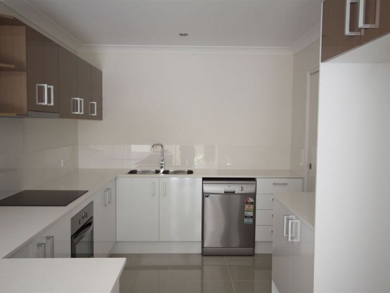 9 Maslin Chase, Pacific Pines QLD 4211