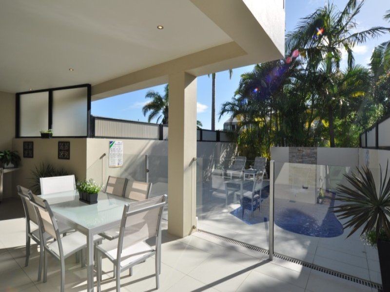 2/15 Jennifer Avenue, Runaway Bay QLD 4216