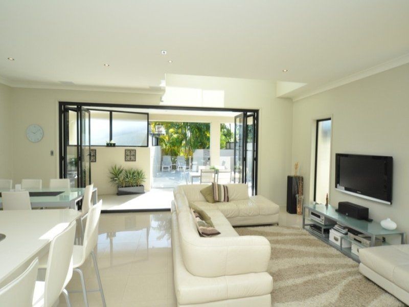 2/15 Jennifer Avenue, Runaway Bay QLD 4216