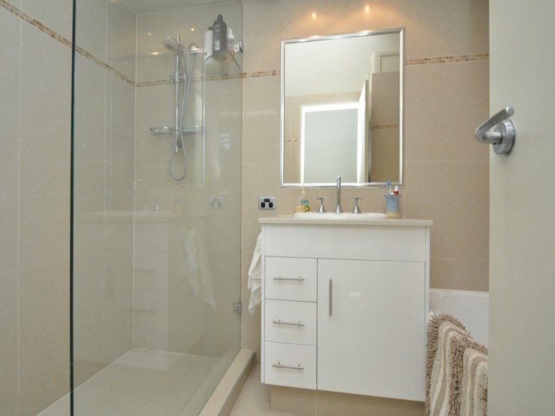 2/15 Jennifer Avenue, Runaway Bay QLD 4216