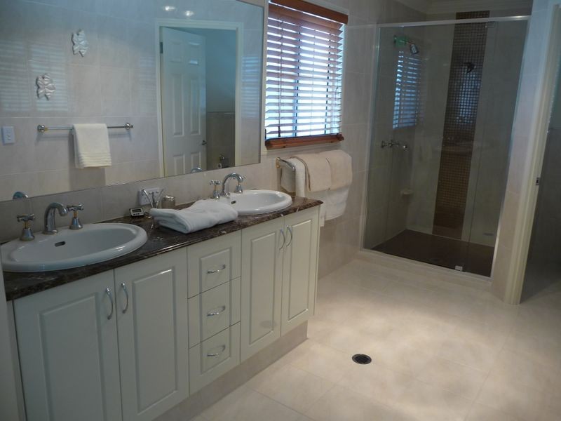 4 Torrevella Vista, Coombabah QLD 4216