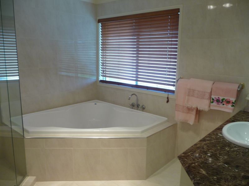 4 Torrevella Vista, Coombabah QLD 4216