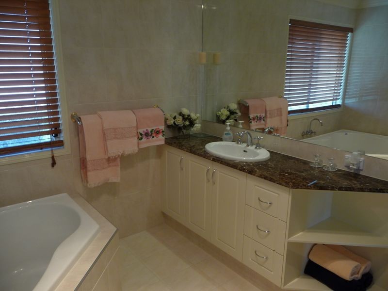 4 Torrevella Vista, Coombabah QLD 4216