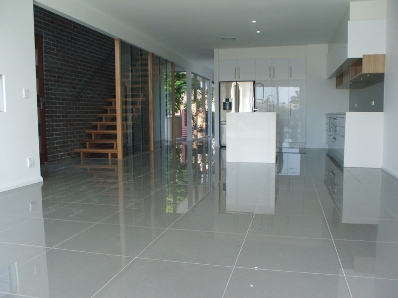 2/24 Drake Avenue, Paradise Point QLD 4216