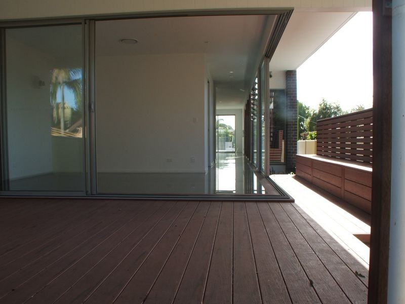 2/24 Drake Avenue, Paradise Point QLD 4216