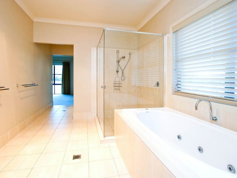 89 EDINBURGH ROAD, Benowa QLD 4217