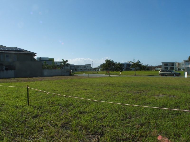 21 Middle Quay Drive, Biggera Waters QLD 4216