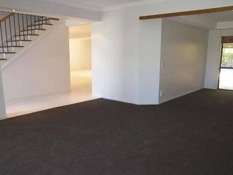 9 ARBUTHNOT PARADE, Benowa QLD 4217