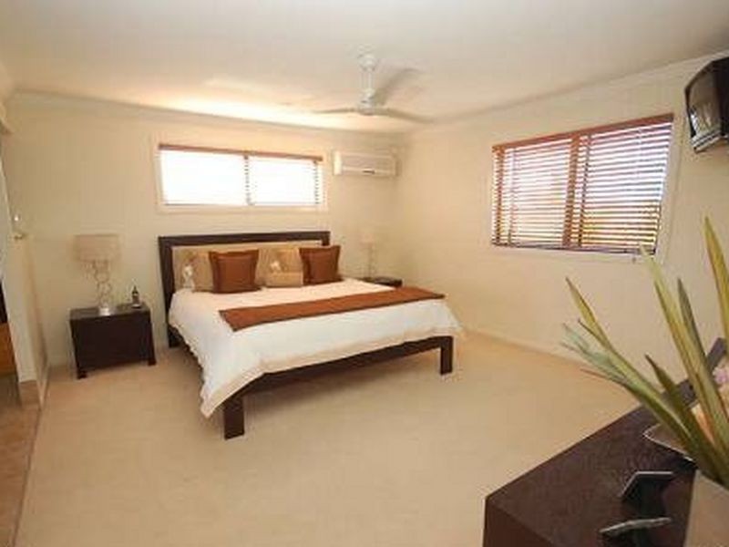 9 ARBUTHNOT PARADE, Benowa QLD 4217