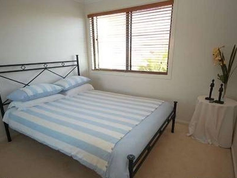 9 ARBUTHNOT PARADE, Benowa QLD 4217