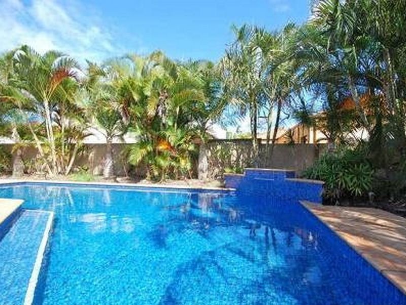 9 ARBUTHNOT PARADE, Benowa QLD 4217