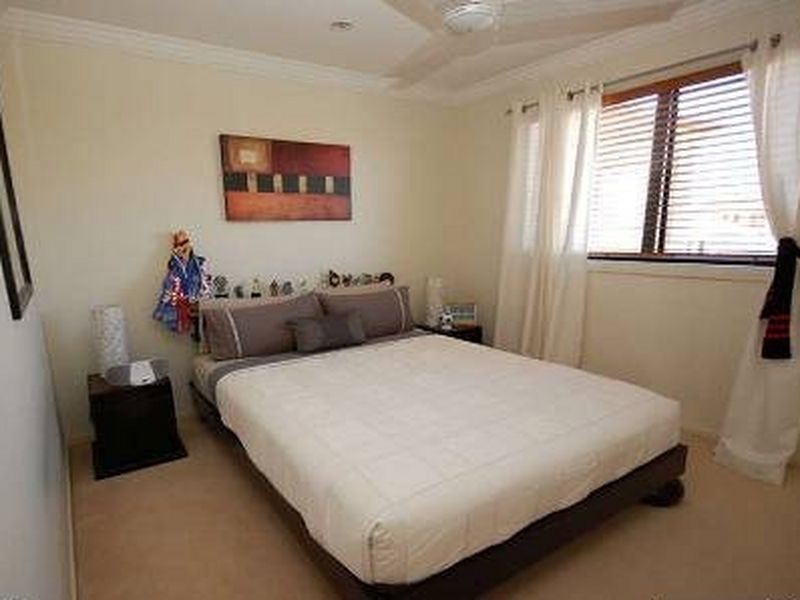 9 ARBUTHNOT PARADE, Benowa QLD 4217