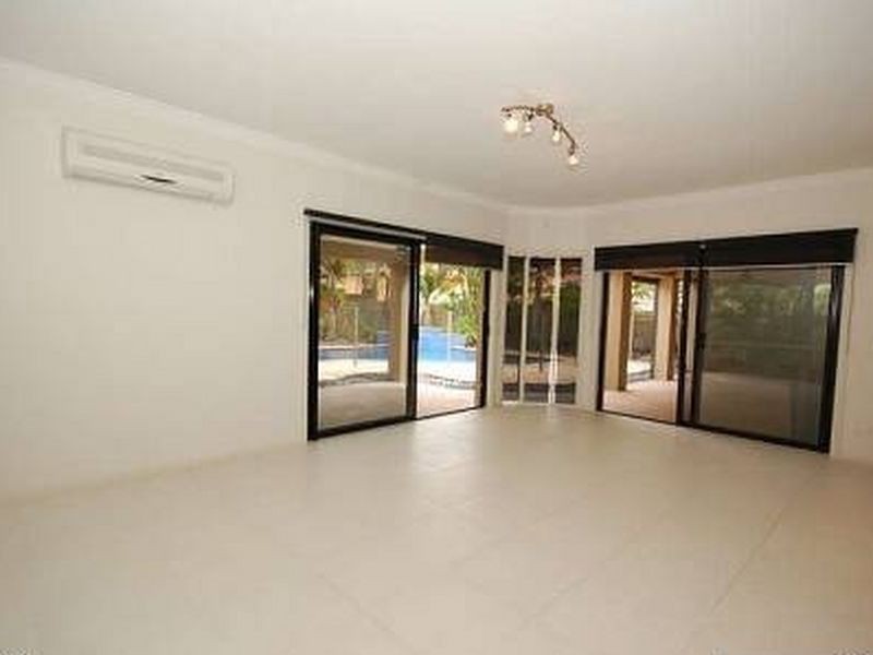 9 ARBUTHNOT PARADE, Benowa QLD 4217