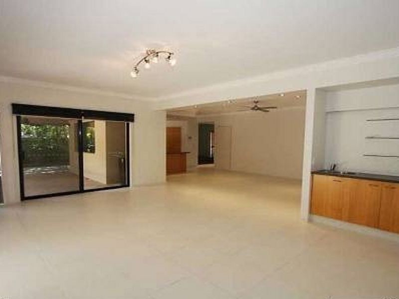 9 ARBUTHNOT PARADE, Benowa QLD 4217