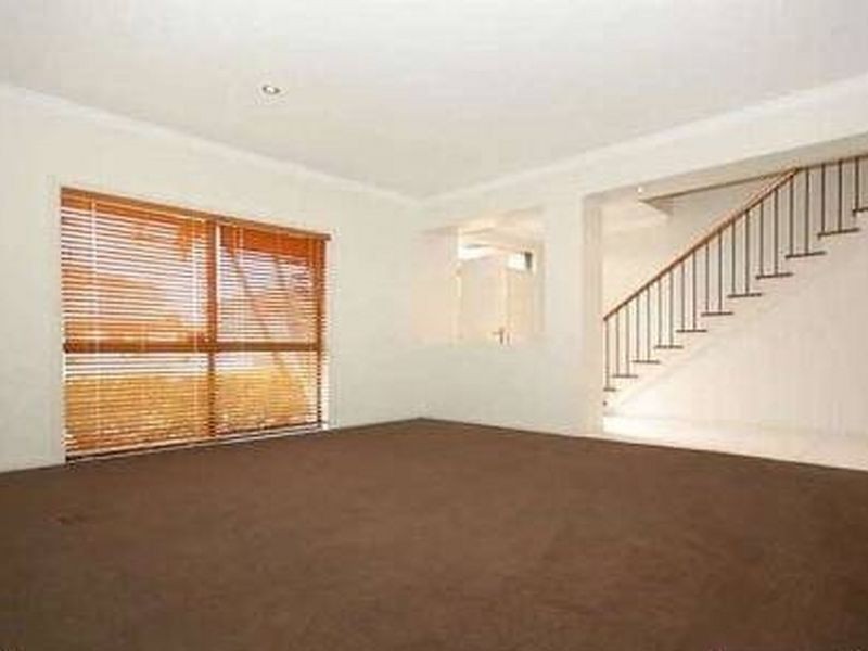 9 ARBUTHNOT PARADE, Benowa QLD 4217