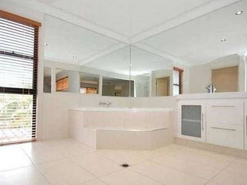 9 ARBUTHNOT PARADE, Benowa QLD 4217