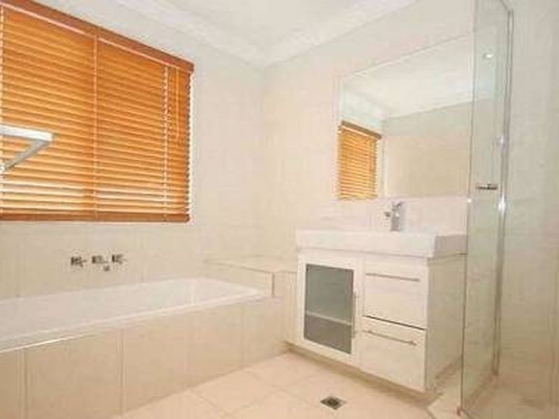 9 ARBUTHNOT PARADE, Benowa QLD 4217