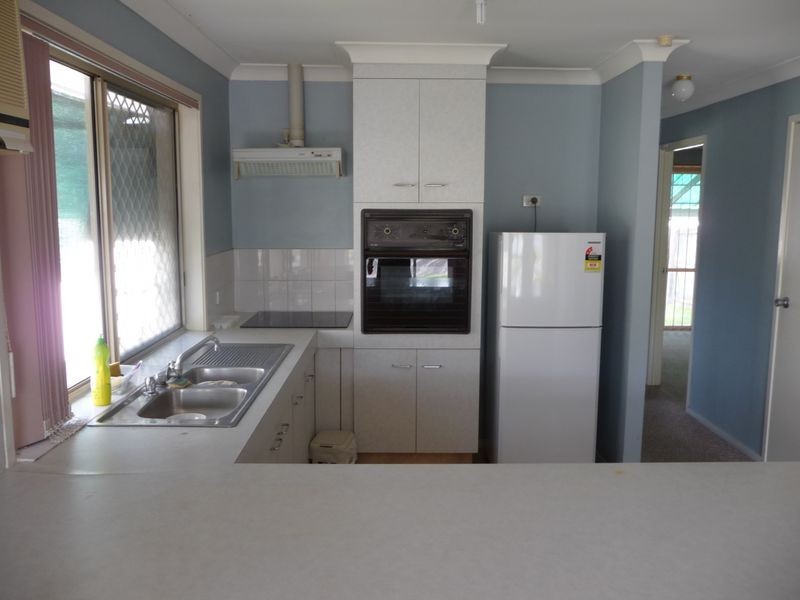 1/4 Nina Parade, Arundel QLD 4214