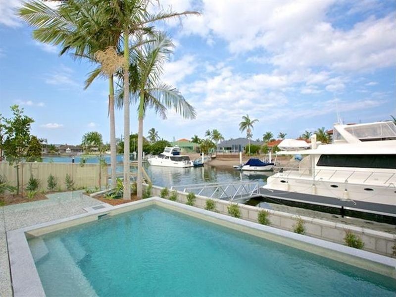 1/107 Bayview Street, Runaway Bay QLD 4216