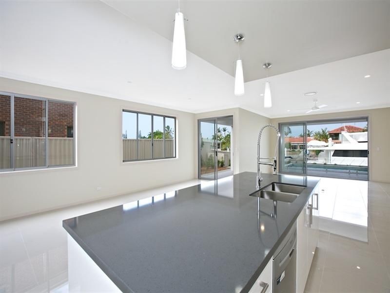 1/107 Bayview Street, Runaway Bay QLD 4216