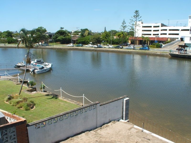 2/10 Vaggelas Crescent, Biggera Waters QLD 4216
