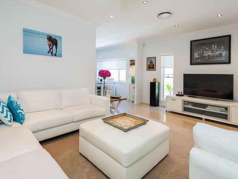 2/374 Pine Ridge Road, Coombabah QLD 4216