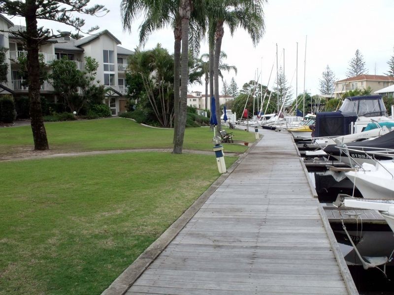 42/37 Bayview Street, Runaway Bay QLD 4216