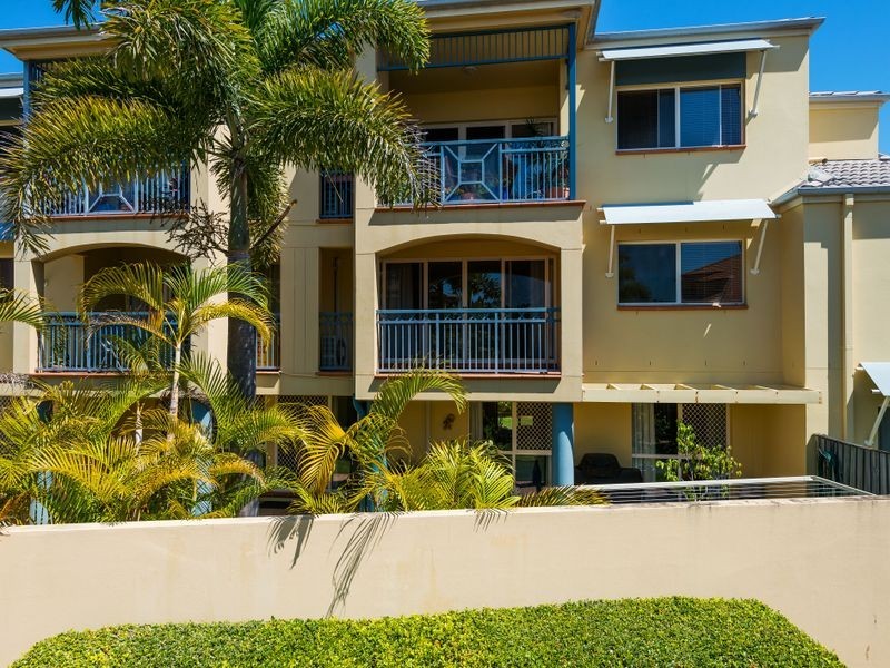 74/88-98 Limetree Parade, Runaway Bay QLD 4216