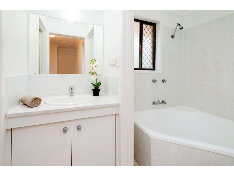 2/29 Maiala Court, Paradise Point QLD 4216