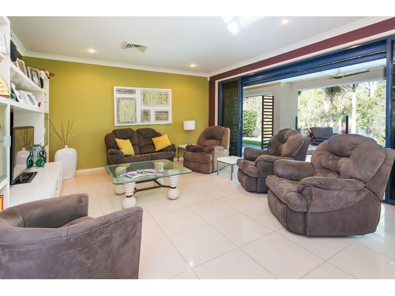 98 Arun Drive, Arundel QLD 4214